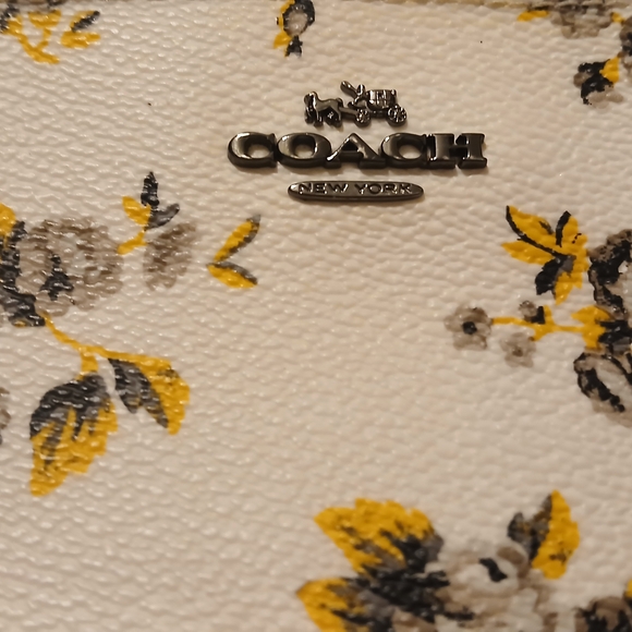 🌼Coach Floral Wristlet White Yellow Gray Leather Zip Pouch - Picture 2 of 7